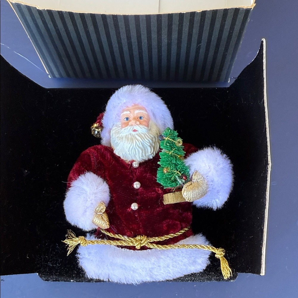 Avon Santa Pin New in original box